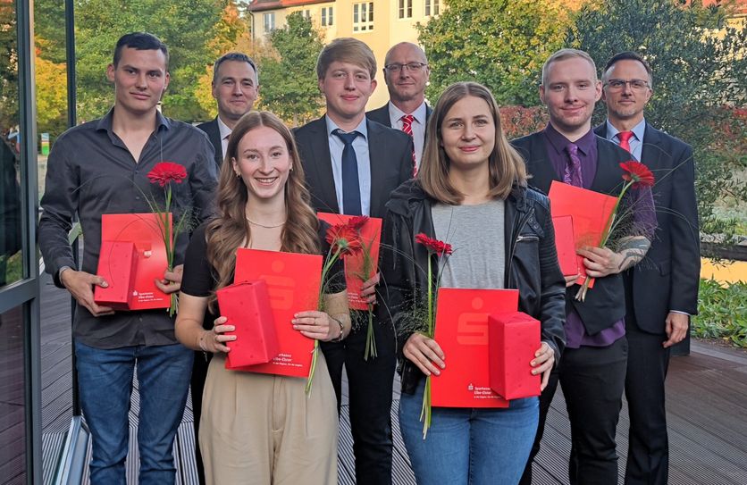 Ausbildungspreis 2024 für (v.l.n.r.): Ben Richard Richter, Theresa Schöne, Johannes Meier, Lea Gillner und Noel Trappe; hintere Reihe Thomas Jentzsch, Ludger Westkamp und Frank Prescher.