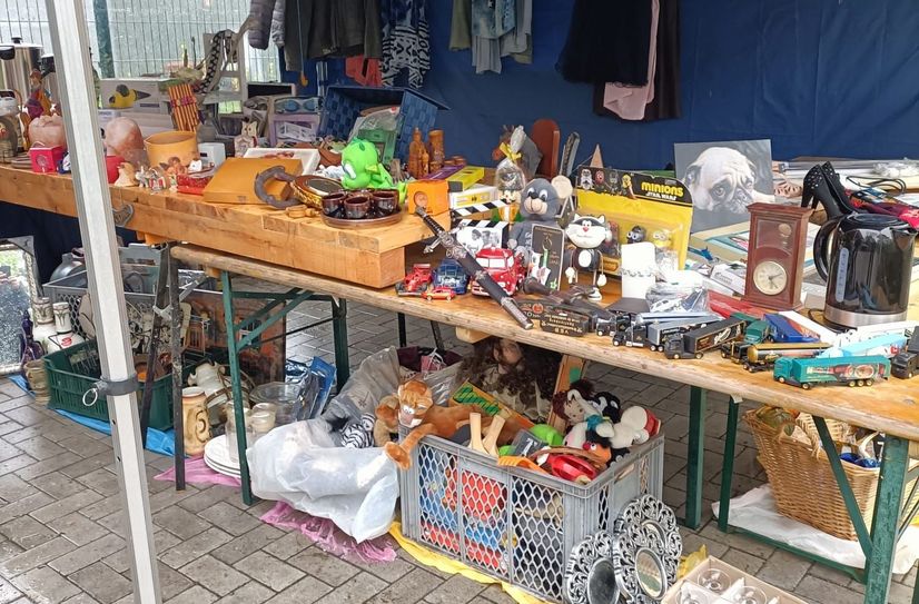 Ein Trödelstand in Hörlitz.