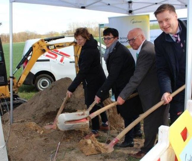 Symbolischer Spatenstich für den Baustart des Glasfaserausbaus im Landkreis Dahme-Spreewald durch (vo.li.na.re.) Heike Zettwitz (Beigeordnete und Dezernentin für Verkehr, Bauen, Umwelt und Wirtschaft im Landkreis Dahme-Spreewald), Marion Schirmer (Geschäftsführerin der Wirtschaftsförderungsgesellschaft Dahme-Spreewald mbH), Christian Hentschel (Bürgermeister der Gemeinde Schönefeld) sowie Philipp Reuhl (Gebietsleiter Glasfaser Brandenburg, Deutsche Telekom).