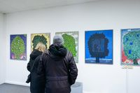 Besucher in der Alten Segeltuchfabrik vor der Baum-Serie