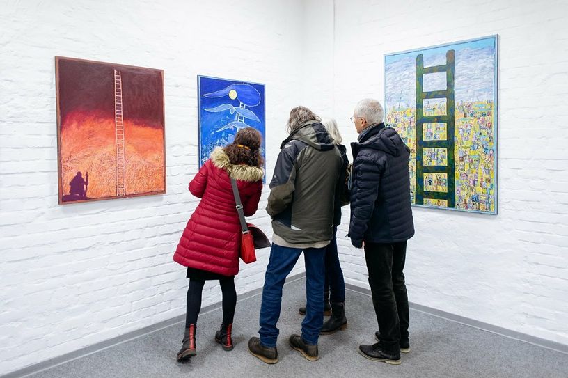 Besucher in der Alten Segeltuchfabrik vor der Himmelsleiter-Serie