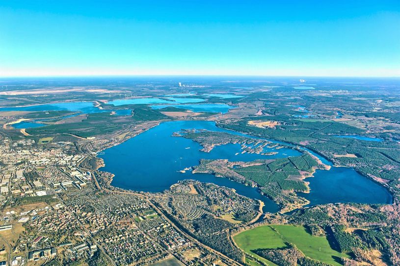 Heute lädt an der Stelle des ehemaligen Tagebaus der Senftenberger See zur Erholung ein.