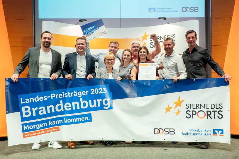 Die Teilnehmer des Siegervereins gemeinsam mit Mitarbeitern der VR Bank Lausitz eG.