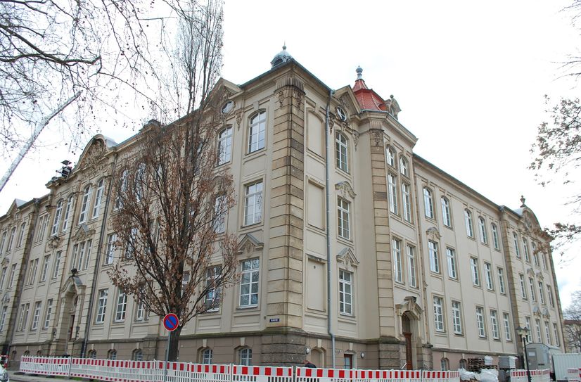 Das sanierte Schulgebäude von außen.    Fotos: R. Rink
