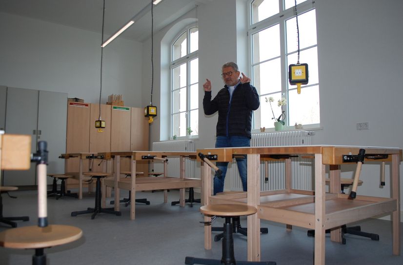 OB Hanke bei der Besichtigung des neuen Werkenraumes.