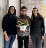 Carolin Poensgen (li.) übernimmt von Melanie Hesse (Mitte), die Position der Quartiersmanagerin. Vivien Eichhorn (re.) war vom Projektträger Wertewandel-soziale Innovation und demokratische Entwicklung e.V. bei der Begrüßung mit anwesend.