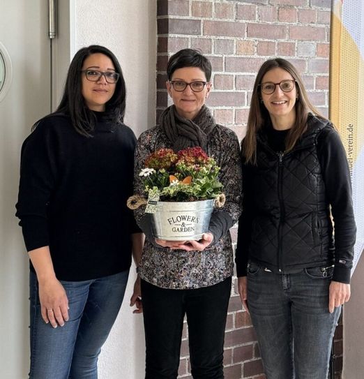 Carolin Poensgen (li.) übernimmt von Melanie Hesse (Mitte), die Position der Quartiersmanagerin. Vivien Eichhorn (re.) war vom Projektträger Wertewandel-soziale Innovation und demokratische Entwicklung e.V. bei der Begrüßung mit anwesend.
