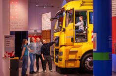 Im Verkehrsmuseum tauchen kleine und große Besucher in die Welt der Lkws ein.