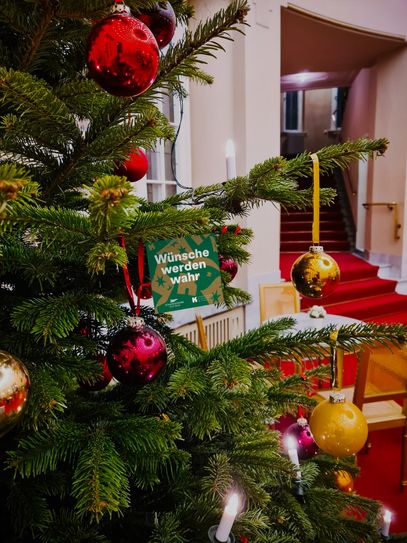 Aktion »Wünsche werden wahr« - Wunschzettel am Weihnachtsbaum im Kuppelfoyer.