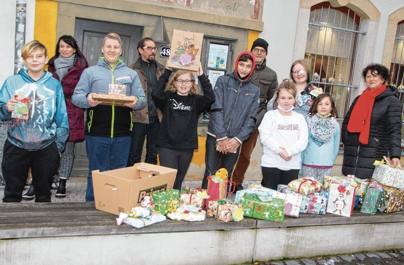 Schöne Erinnerung: Traditionelle Übergabe der WochenKurier Weihnachtspäckchen an die Kinder im »Schmalen Haus«.