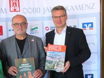 Oberbürgermeister Roland Dantz (l.) und Herausgeber Dr. Lars Dannenberg präsentieren die »Sonderausgabe der Sächsischen Heimatblätter«.