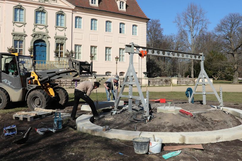 Mitarbeiter der Fa. Schubert setzen das letzte Sandsteinelement der restaurierten Beeteinfassung am Venusbeet ein. Foto: SFPM