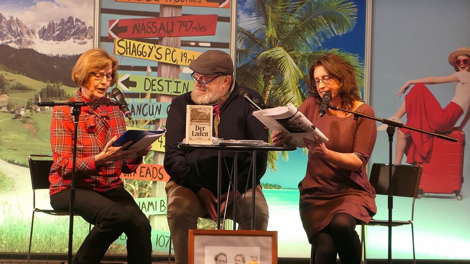 Strittmatter-Vereinsvorsitzende Renate Brucke, Michael Becker und Journalistin Annett Allzeit-Igel (v.l.n.r.) bei einer Lesung im Bohsdorfer Laden-Museum. Foto: Ingrid Hoberg