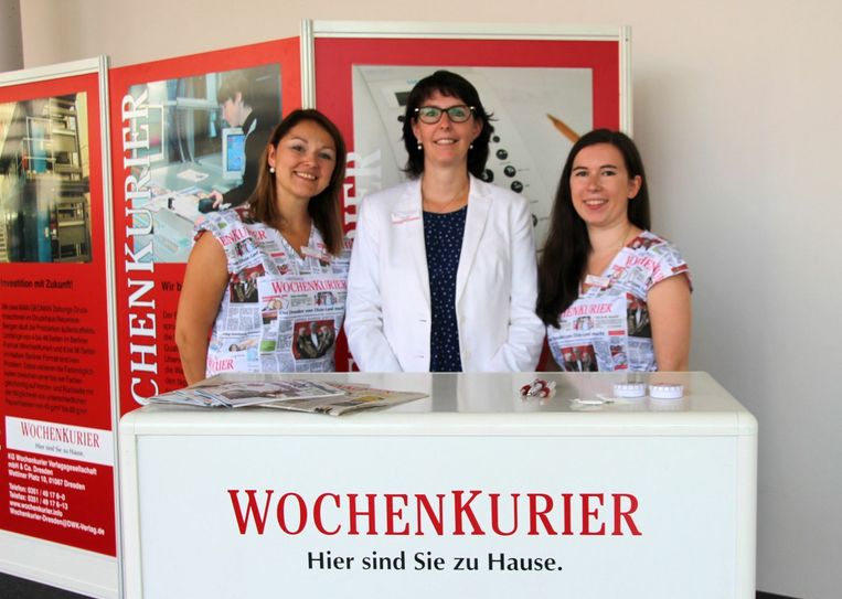Gleich am Eingang begrüßten Romy Kriegel (v.li.), Verlagsleiterin Sina Häse und Paula Herold die Messebesucher. (Foto: Büttner)