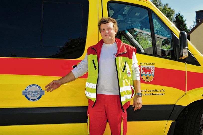 Als QM-Beauftragter der DRK-Rettungswache Lauchhammer ist Hagen Meiritz stolz darauf, dass seine Einsatzfahrzeuge das DQS-Siegel tragen. Foto: DRK-Lausitz/Aswendt