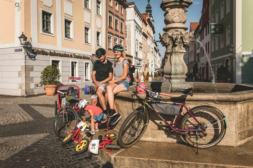 Familie vor der Görlitz-Information. Foto: Philipp Herfort