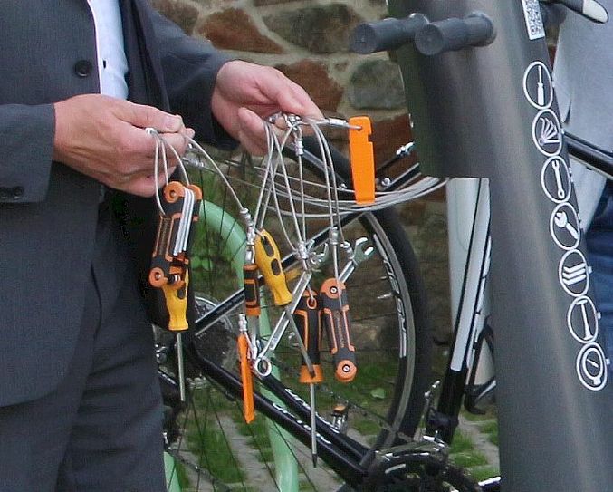 Vollständige Fahrrad-Werkzeuge am neuen Rastplatz Kändlerpark bei der Eröffnung. Foto: Farrar