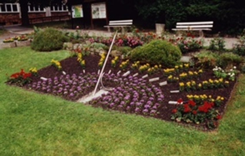 Die Neugestaltung der Blumenuhr 2002. Fotos: Verein