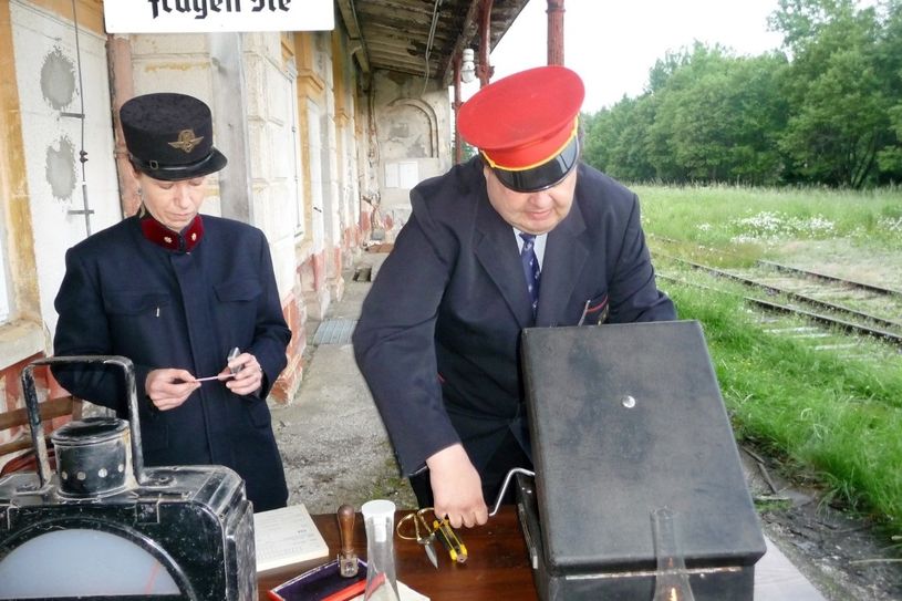 Zünftiger Empfang der Gäste am Bahnhof  durch Ladislava und Karel Nasinec.