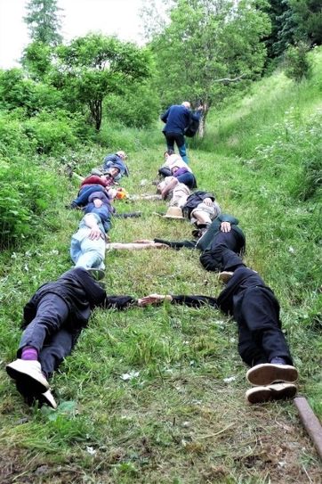 Junge Künstler schlossen die Lücke auf der Strecke symbolisch.