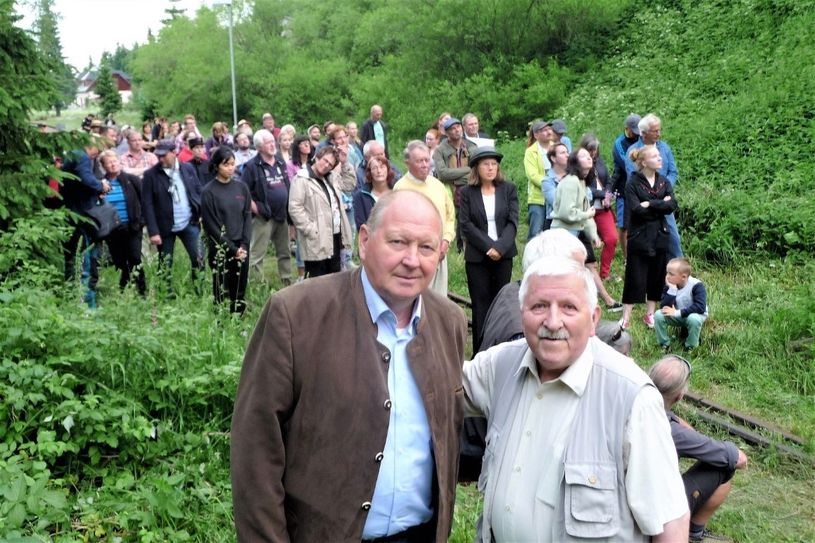 Klaus Fiedler und Klaus Brähmig (v. re.) mit vielen anderen Unterstützern. Fotos: privat