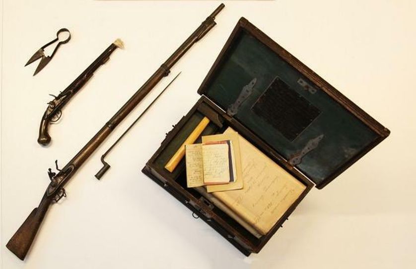 Ein Gewehr, eine Pistole, eine Zunfttruhe und eine Schafschere konnten durch die Beamten sichergestellt werden. Foto: Polizei