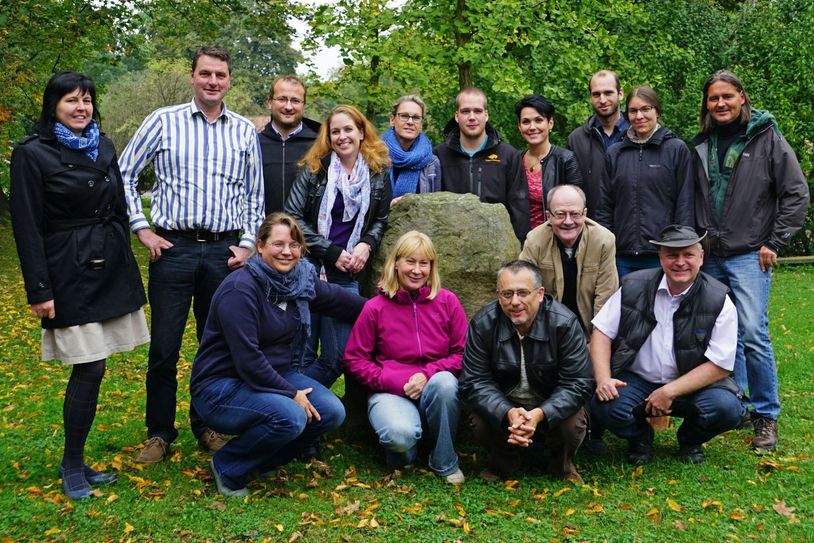 Ralf Leidel (neben dem Stein), Vorstand der Zoofreunde Dresden e.V., mit den Leitern der anderen Zoos. Foto: ZF