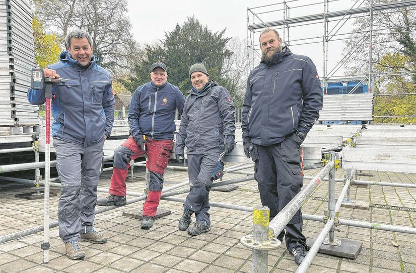 In den vergangnen Tagen konnten Neugierige wieder einen Blick unter die Konstruktion der Riesaer Eisbahn werfen. Torsten Pilz (l.) und sein Team haben sie in diesem Winter wieder aufgebaut.