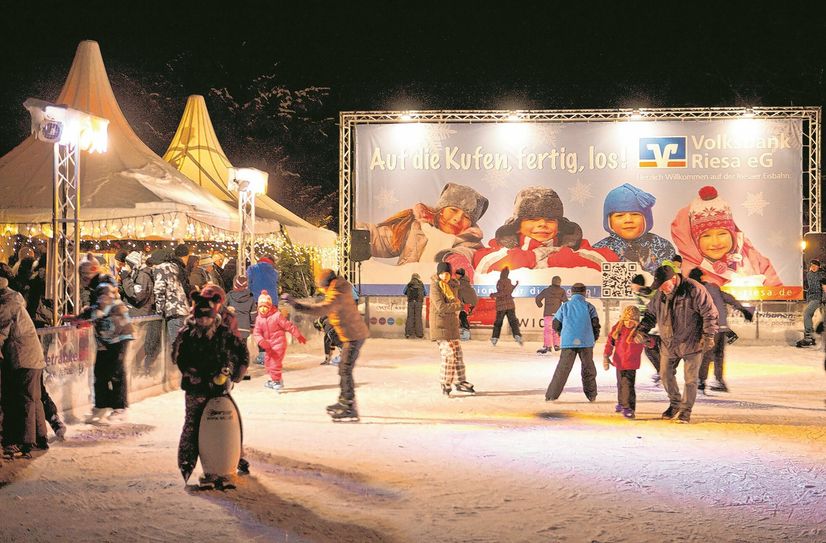 Unbeschwerter Spaß auf der Riesaer Eisbahn soll in diesem Jahr wieder viele Gäste in die Stadt ziehen. Auch für Schulklassen gibt es noch freie Termine.
