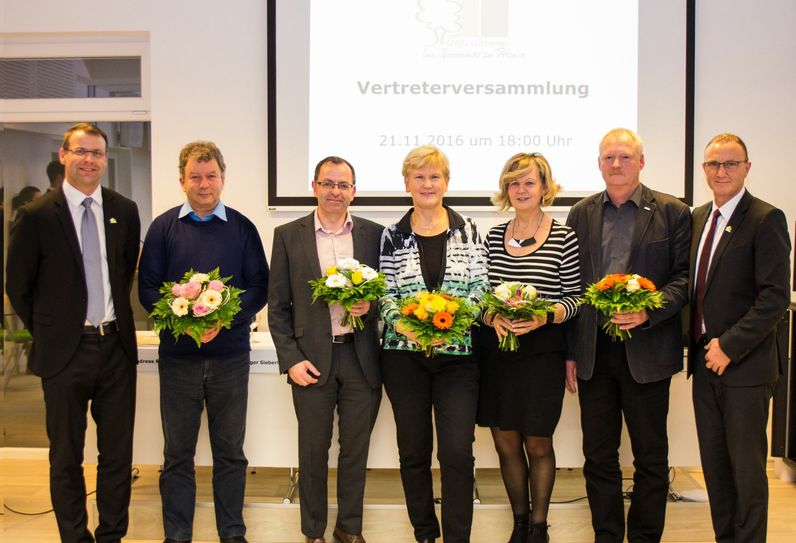 Der neu gewählte Aufsichtsrat mit dem Vorstand der Genossenschaft (v.l.n.r.): Andreas Rißka (Vorstand), Frank Schöne, Matthias Pasold, Doris Rehbein, Margitta Mathan (Aufsichtsratsvorsitzende), Lutz Wentow und Holger Siebert (Vorstand). Foto: GWG Lübbenau eG