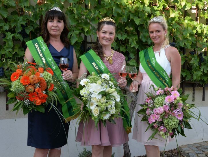Weinprinzessin Nina Koblenz, Weinkönigin Nicole Richter und Weinprinzessin Sabrina Papperitz (v.l.). Foto: PR
