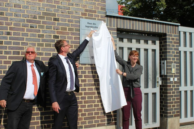 Landrat Bernd Lange, Innenminister Roland Wöller und Justizministerin Katja Meier (v.l.n.r.) enthüllen das Schild am Haus des Jugendrechts. Foto: T. Keil