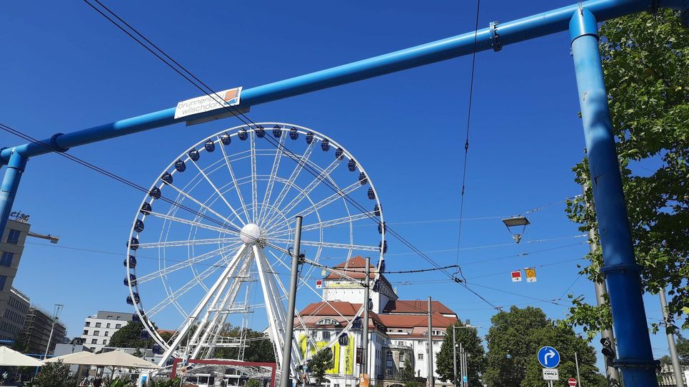 Nicht wirklich schön im Stadtbild, aber notwendig: Die blauen Wasserrohre. Foto: Pönisch