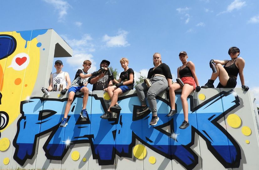 Haben den Sonnensteiner Skaterpark legal verschönert (v.l.n.r.): Kelvin (15), Paul (13), René Donath, Henry (13), Angelice (15), Lea (14) und Tina (16).
