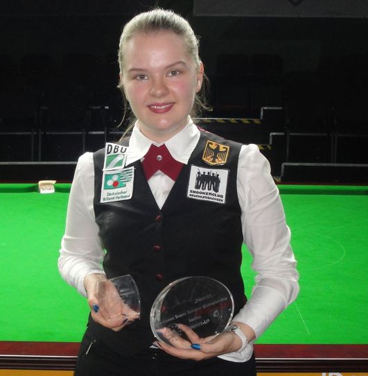 Stolz präsentiert Linda Erben ihre Pokale, die sie bei der Snooker-Europameisterschaft in Belgrad gewann. (Foto: pm)