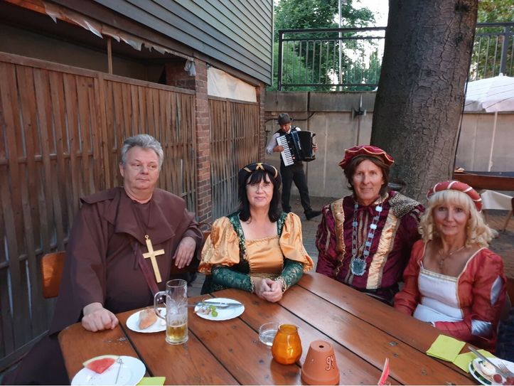 Hochzeitsrunde im „Hotel zur Post“ mit „Bruder Johannes“ Michael Apel, Bürgermeisterin Christine Herntier, „Ritter“ Peter Wolf und Adelsfräulein Jutta von Kittlitz . Foto: Wolf