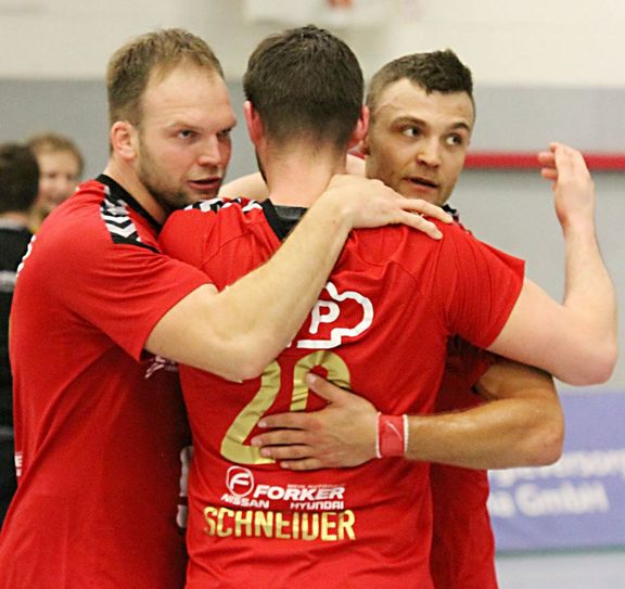 Kein Grund zum Feiern hatten Robert Ultsch, Torsten Schneider und Krzystof Kusal nach der 25:17 Derbyniederlage in Dresden. Foto: Hatzi