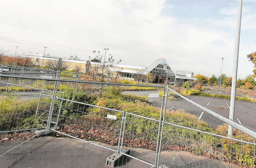 Der ehemalige real-Markt in Niederau hatte in den vergangenen Monaten als Lager für Ausstattungsgegenstände für Flüchtlingsunterkünfte fungiert. Jetzt wurde er beräumt. Asylbewerber sollen aber dennoch erstmal nicht einziehen, der Umbau wäre zu aufwendig.