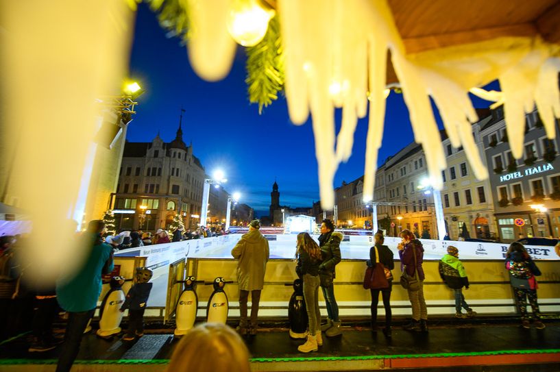 Die Eislaufbahn kann trotz der Absage des Christkindelmarktes genutzt werden. Sie wird am 19. November eröffnet. Foto: Pawel Sosnowski