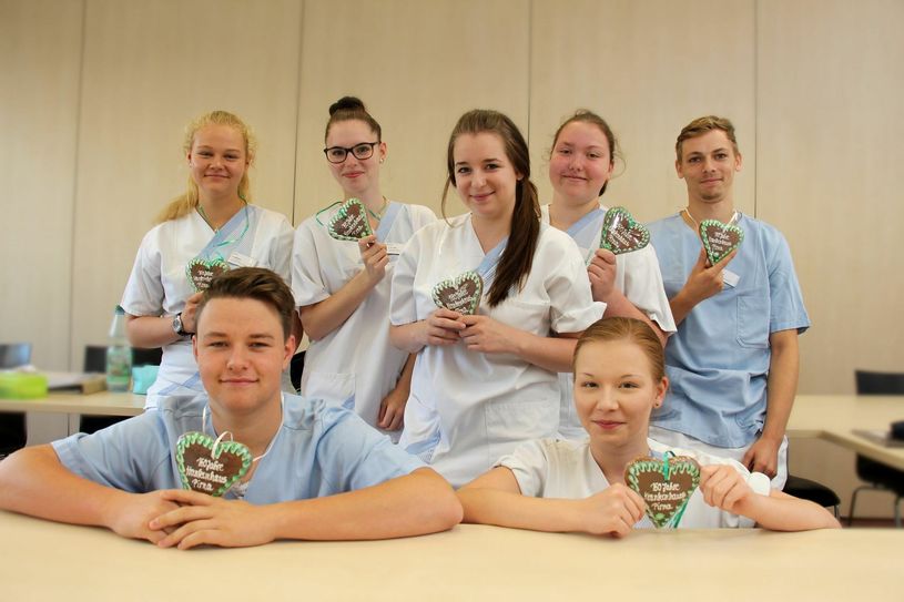 Hier freuen sich Pflege-Azubis des 2. Lehrjahres über die süße Überraschung. 		  Foto: Klinikum