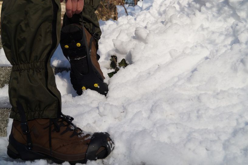 Solche Spikes unter die Wanderschuhe geschnallt, bieten Sicherheit.  Foto: NP