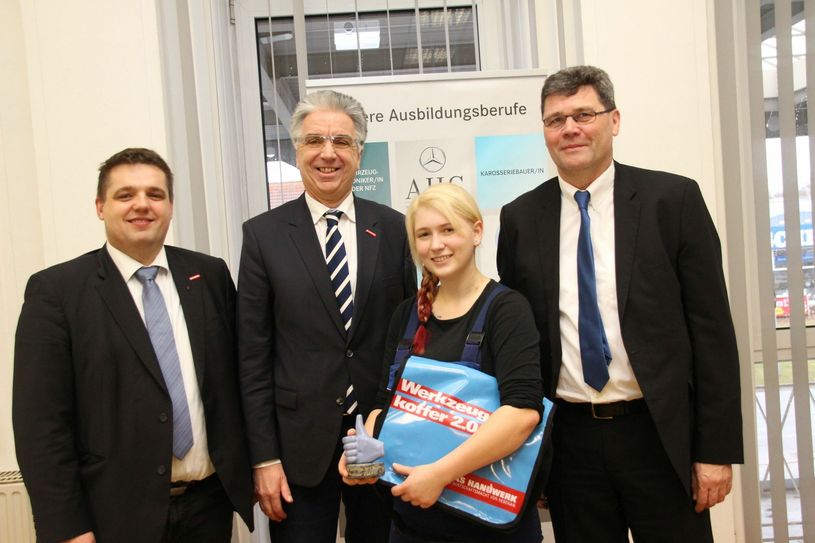 Die Auszubildende im Autohaus Cottbus erhielt am Freitag aus Händen von Handwerkskammer-Hauptgeschäftsführer Knut Deutscher (2. v. links) und dem Chef vom Versorgungswerk der Kammer, Maik Brunzel (links), die Auszeichnung Lehrling des Monats. Ihr Chef Hagen Ridzkowski (re.) ist stolz auf die Arbeit der jungen Kollegin. Foto: jho