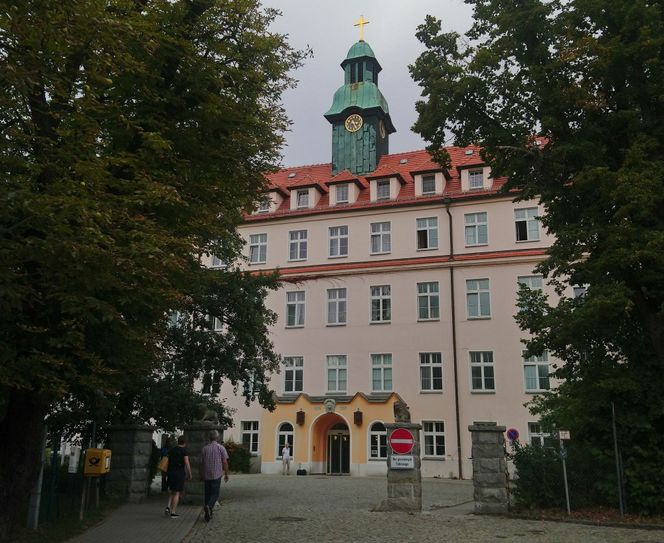 Das St. Carolus-Krankenhauses Görlitz soll verkauft werden. Der Träger, die Malteser Deutschland gemeinnützige GmbH, hat bereits erste Gespräche mit potentiellen neuen Eigentümern geführt. Foto: Keil