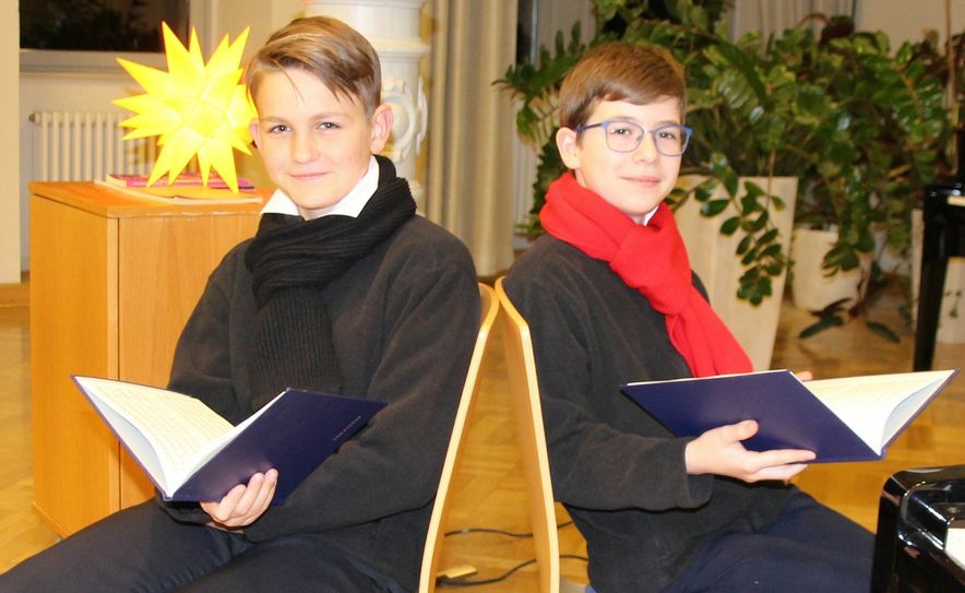 Godwin (Kreuzchor) und Nicola (Kapellknaben, v.l.) üben demnächst mit ihren Chören gemeinsam für den großen Auftritt am 19. Dezember im Rudolf-Harbig-Stadion. Foto: Pönisch
