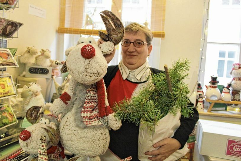 Die stellvertretende Vorsitzende des Vereins IG Kinderferien, Beate Möller, lädt am 19. Januar zum gemütlichen Weihnachtsbaumbrennen ans Haus der Parität ein. 		                Foto: Silke Richter