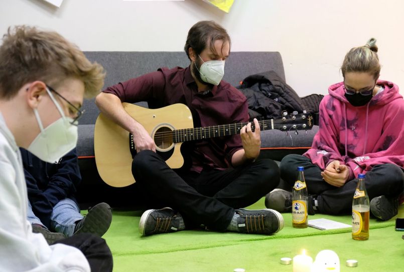 Bei der Jungen Gemeinde kommt immer mindestens eine der insgesamt sieben Gitarren von Marvin Lehmann (Mitte) zum Einsatz.