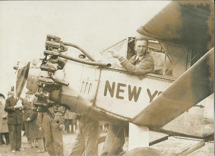 Dort geht es nun wirklich nach Berlin? Clarence Chamberlin beim Start auf dem Cottbuser Flugplatz. Foto: Stadtmuseum Cottbus
