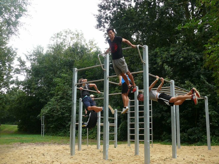 Die ersten Sportler, die ihre Kraft und Geschicklichkeit testeten, waren Mitglieder des Cottbuser Vereins Calisthenic mit ihrem Vorsitzenden Gordon Bieling. Foto: GWC