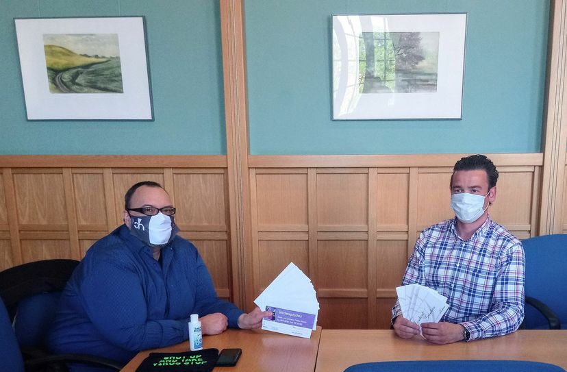 Tobias Hemmo und Daniel Piche machen bei der Gutscheinaktion mit. Foto: Stadt Weißwasser
