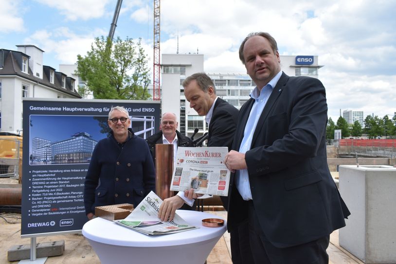 Nach der Grundsteinlegung für ein hochmodernes Kraftwerk am Standort Reick kommt innerhalb weniger Tage erneut eine aktuelle WochenKurier-Ausgabe in die Kupferkapsel, die bei der Grundsteinlegung für das neue gemeinsame Drewag-Enso-Haus in die Bodenplatte eingelassen wurde.